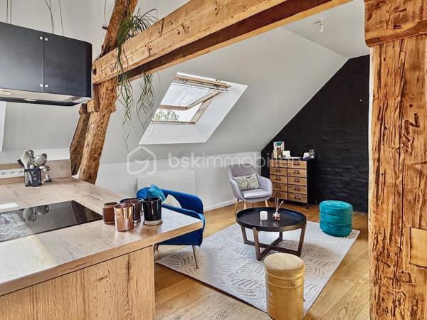 Au cœur du très recherché quartier Henriville, à deux pas des commerces de la rue Saint-Fuscien, découvrez ce superbe loft de caractère, entièrement créé et rénové en 2021.

Dès l'entrée, un escalier privatif vous conduit vers un espace de vie exceptionnel où les volumes, la luminosité traversante Est/Ouest et la magnifique charpente apparente créent une atmosphère unique.

Développant 110 m² habitables (et plus de 130 m² au sol), cet appartement de type 4 séduira les amateurs de biens atypiques et de prestations de qualité.

La vaste pièce de vie de près de 65 m², baignée de lumière, accueille une cuisine ouverte entièrement aménagée et équipée. L'espace nuit comprend trois chambres, une élégante salle de bains avec baignoire et douche à l'italienne, un WC indépendant ainsi qu'un espace buanderie.

Entièrement repensé en 2021, ce loft bénéficie d'une excellente isolation, d'un chauffage électrique par radiateurs à inertie et d'un DPE classé C, garantissant un excellent confort au quotidien.

Autre avantage particulièrement recherché dans le quartier : une place de parking privative sécurisée au sein de la copropriété, un véritable privilège à Henriville.

Les points forts :
✓ Quartier Henriville, à proximité immédiate des commerces
✓ Loft entièrement créé et rénové en 2021
✓ 110 m² habitables (et plus de 130 m² au sol)
✓ Traversant Est/Ouest et très lumineux
✓ Superbe pièce de vie de près de 65 m² avec cuisine aménagée et équipée
✓ Trois chambres
✓ Salle de bains avec baignoire et douche à l'italienne
✓ WC indépendant et espace buanderie
✓ Chauffage électrique à inertie
✓ DPE C
✓ Place de parking privative
✓ Petite copropriété

Charges de copropriété : 220 € par mois.
Taxe foncière : 1 950 €.

Un bien rare alliant le charme de l'ancien, les volumes d'un loft et le confort d'une rénovation récente, au cœur du quartier le plus prisé d'Amiens.
Une visite s'impose !
.