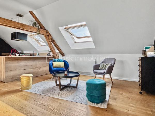 Au cœur du très recherché quartier Henriville, à deux pas des commerces de la rue Saint-Fuscien, découvrez ce superbe loft de caractère, entièrement créé et rénové en 2021.

Dès l'entrée, un escalier privatif vous conduit vers un espace de vie exceptionnel où les volumes, la luminosité traversante Est/Ouest et la magnifique charpente apparente créent une atmosphère unique.

Développant 110 m² habitables (et plus de 130 m² au sol), cet appartement de type 4 séduira les amateurs de biens atypiques et de prestations de qualité.

La vaste pièce de vie de près de 65 m², baignée de lumière, accueille une cuisine ouverte entièrement aménagée et équipée. L'espace nuit comprend trois chambres, une élégante salle de bains avec baignoire et douche à l'italienne, un WC indépendant ainsi qu'un espace buanderie.

Entièrement repensé en 2021, ce loft bénéficie d'une excellente isolation, d'un chauffage électrique par radiateurs à inertie et d'un DPE classé C, garantissant un excellent confort au quotidien.

Autre avantage particulièrement recherché dans le quartier : une place de parking privative sécurisée au sein de la copropriété, un véritable privilège à Henriville.

Les points forts :
✓ Quartier Henriville, à proximité immédiate des commerces
✓ Loft entièrement créé et rénové en 2021
✓ 110 m² habitables (et plus de 130 m² au sol)
✓ Traversant Est/Ouest et très lumineux
✓ Superbe pièce de vie de près de 65 m² avec cuisine aménagée et équipée
✓ Trois chambres
✓ Salle de bains avec baignoire et douche à l'italienne
✓ WC indépendant et espace buanderie
✓ Chauffage électrique à inertie
✓ DPE C
✓ Place de parking privative
✓ Petite copropriété

Charges de copropriété : 220 € par mois.
Taxe foncière : 1 950 €.

Un bien rare alliant le charme de l'ancien, les volumes d'un loft et le confort d'une rénovation récente, au cœur du quartier le plus prisé d'Amiens.
Une visite s'impose !
.
