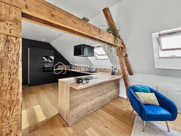 Au cœur du très recherché quartier Henriville, à deux pas des commerces de la rue Saint-Fuscien, découvrez ce superbe loft de caractère, entièrement créé et rénové en 2021.

Dès l'entrée, un escalier privatif vous conduit vers un espace de vie exceptionnel où les volumes, la luminosité traversante Est/Ouest et la magnifique charpente apparente créent une atmosphère unique.

Développant 110 m² habitables (et plus de 130 m² au sol), cet appartement de type 4 séduira les amateurs de biens atypiques et de prestations de qualité.

La vaste pièce de vie de près de 65 m², baignée de lumière, accueille une cuisine ouverte entièrement aménagée et équipée. L'espace nuit comprend trois chambres, une élégante salle de bains avec baignoire et douche à l'italienne, un WC indépendant ainsi qu'un espace buanderie.

Entièrement repensé en 2021, ce loft bénéficie d'une excellente isolation, d'un chauffage électrique par radiateurs à inertie et d'un DPE classé C, garantissant un excellent confort au quotidien.

Autre avantage particulièrement recherché dans le quartier : une place de parking privative sécurisée au sein de la copropriété, un véritable privilège à Henriville.

Les points forts :
✓ Quartier Henriville, à proximité immédiate des commerces
✓ Loft entièrement créé et rénové en 2021
✓ 110 m² habitables (et plus de 130 m² au sol)
✓ Traversant Est/Ouest et très lumineux
✓ Superbe pièce de vie de près de 65 m² avec cuisine aménagée et équipée
✓ Trois chambres
✓ Salle de bains avec baignoire et douche à l'italienne
✓ WC indépendant et espace buanderie
✓ Chauffage électrique à inertie
✓ DPE C
✓ Place de parking privative
✓ Petite copropriété

Charges de copropriété : 220 € par mois.
Taxe foncière : 1 950 €.

Un bien rare alliant le charme de l'ancien, les volumes d'un loft et le confort d'une rénovation récente, au cœur du quartier le plus prisé d'Amiens.
Une visite s'impose !
.