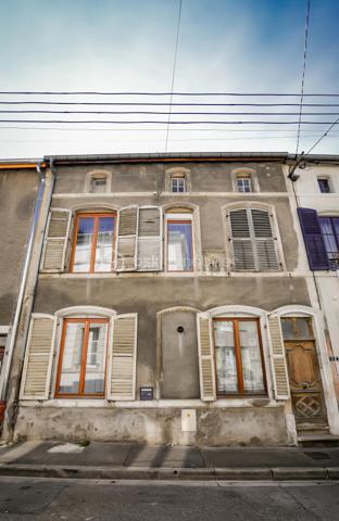 Située en plein cœur de Saint-Mihiel, Bsk Immobilier vous invite à venir découvrir cette charmante maison de ville qui séduira ceux qui recherchent la praticité d’un centre dynamique et le confort d’un intérieur chaleureux. À seulement quelques pas des commerces, écoles et services du quotidien, elle bénéficie d’un emplacement privilégié 🌟.
Le rez-de-chaussée s’ouvre sur un couloir desservant une cuisine fonctionnelle, idéale pour les moments en famille, ainsi qu’un séjour lumineux où parquet en chêne et rangements intégrés créent une ambiance authentique et soignée 🪵. Une pièce supplémentaire, dotée d’une cheminée lorraine tubée, offre un bel espace pour un bureau ou un cocon détente 🔥.
À l’étage, le palier distribue trois chambres, dont deux agrémentées de cheminées décoratives, apportant un caractère unique à l’ensemble 🕯️. Une salle de douche et un WC indépendant complètent ce niveau.
Vous apprécierez également un cellier, ainsi qu’un grenier aménageable, laissant entrevoir un beau potentiel d’évolution 🏡.
Chauffage gaz de ville, double vitrage et assainissement collectif assurent un confort appréciable au quotidien.
📞 Une visite s’impose : contactez votre conseiller BSK Immobilier et laissez-vous séduire par ce bien idéal pour un premier achat ou une résidence principale ❤️.