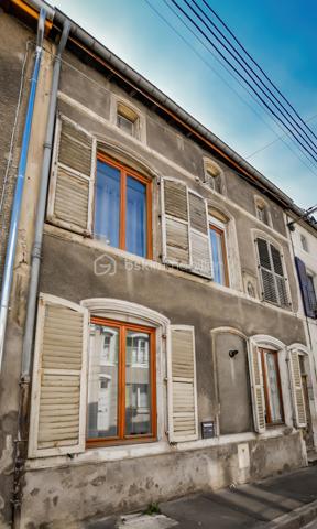Située en plein cœur de Saint-Mihiel, Bsk Immobilier vous invite à venir découvrir cette charmante maison de ville qui séduira ceux qui recherchent la praticité d’un centre dynamique et le confort d’un intérieur chaleureux. À seulement quelques pas des commerces, écoles et services du quotidien, elle bénéficie d’un emplacement privilégié 🌟.
Le rez-de-chaussée s’ouvre sur un couloir desservant une cuisine fonctionnelle, idéale pour les moments en famille, ainsi qu’un séjour lumineux où parquet en chêne et rangements intégrés créent une ambiance authentique et soignée 🪵. Une pièce supplémentaire, dotée d’une cheminée lorraine tubée, offre un bel espace pour un bureau ou un cocon détente 🔥.
À l’étage, le palier distribue trois chambres, dont deux agrémentées de cheminées décoratives, apportant un caractère unique à l’ensemble 🕯️. Une salle de douche et un WC indépendant complètent ce niveau.
Vous apprécierez également un cellier, ainsi qu’un grenier aménageable, laissant entrevoir un beau potentiel d’évolution 🏡.
Chauffage gaz de ville, double vitrage et assainissement collectif assurent un confort appréciable au quotidien.
📞 Une visite s’impose : contactez votre conseiller BSK Immobilier et laissez-vous séduire par ce bien idéal pour un premier achat ou une résidence principale ❤️.