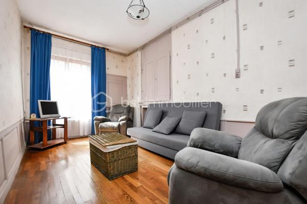 Située en plein cœur de Saint-Mihiel, Bsk Immobilier vous invite à venir découvrir cette charmante maison de ville qui séduira ceux qui recherchent la praticité d’un centre dynamique et le confort d’un intérieur chaleureux. À seulement quelques pas des commerces, écoles et services du quotidien, elle bénéficie d’un emplacement privilégié 🌟.
Le rez-de-chaussée s’ouvre sur un couloir desservant une cuisine fonctionnelle, idéale pour les moments en famille, ainsi qu’un séjour lumineux où parquet en chêne et rangements intégrés créent une ambiance authentique et soignée 🪵. Une pièce supplémentaire, dotée d’une cheminée lorraine tubée, offre un bel espace pour un bureau ou un cocon détente 🔥.
À l’étage, le palier distribue trois chambres, dont deux agrémentées de cheminées décoratives, apportant un caractère unique à l’ensemble 🕯️. Une salle de douche et un WC indépendant complètent ce niveau.
Vous apprécierez également un cellier, ainsi qu’un grenier aménageable, laissant entrevoir un beau potentiel d’évolution 🏡.
Chauffage gaz de ville, double vitrage et assainissement collectif assurent un confort appréciable au quotidien.
📞 Une visite s’impose : contactez votre conseiller BSK Immobilier et laissez-vous séduire par ce bien idéal pour un premier achat ou une résidence principale ❤️.