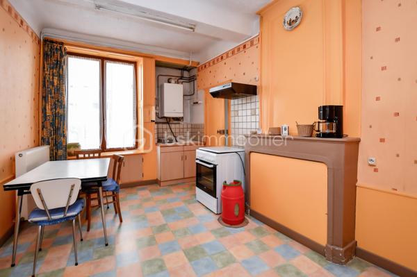Située en plein cœur de Saint-Mihiel, Bsk Immobilier vous invite à venir découvrir cette charmante maison de ville qui séduira ceux qui recherchent la praticité d’un centre dynamique et le confort d’un intérieur chaleureux. À seulement quelques pas des commerces, écoles et services du quotidien, elle bénéficie d’un emplacement privilégié 🌟.
Le rez-de-chaussée s’ouvre sur un couloir desservant une cuisine fonctionnelle, idéale pour les moments en famille, ainsi qu’un séjour lumineux où parquet en chêne et rangements intégrés créent une ambiance authentique et soignée 🪵. Une pièce supplémentaire, dotée d’une cheminée lorraine tubée, offre un bel espace pour un bureau ou un cocon détente 🔥.
À l’étage, le palier distribue trois chambres, dont deux agrémentées de cheminées décoratives, apportant un caractère unique à l’ensemble 🕯️. Une salle de douche et un WC indépendant complètent ce niveau.
Vous apprécierez également un cellier, ainsi qu’un grenier aménageable, laissant entrevoir un beau potentiel d’évolution 🏡.
Chauffage gaz de ville, double vitrage et assainissement collectif assurent un confort appréciable au quotidien.
📞 Une visite s’impose : contactez votre conseiller BSK Immobilier et laissez-vous séduire par ce bien idéal pour un premier achat ou une résidence principale ❤️.