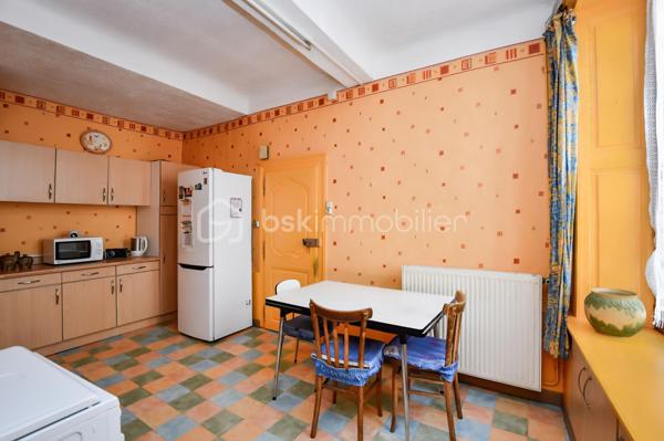 Située en plein cœur de Saint-Mihiel, Bsk Immobilier vous invite à venir découvrir cette charmante maison de ville qui séduira ceux qui recherchent la praticité d’un centre dynamique et le confort d’un intérieur chaleureux. À seulement quelques pas des commerces, écoles et services du quotidien, elle bénéficie d’un emplacement privilégié 🌟.
Le rez-de-chaussée s’ouvre sur un couloir desservant une cuisine fonctionnelle, idéale pour les moments en famille, ainsi qu’un séjour lumineux où parquet en chêne et rangements intégrés créent une ambiance authentique et soignée 🪵. Une pièce supplémentaire, dotée d’une cheminée lorraine tubée, offre un bel espace pour un bureau ou un cocon détente 🔥.
À l’étage, le palier distribue trois chambres, dont deux agrémentées de cheminées décoratives, apportant un caractère unique à l’ensemble 🕯️. Une salle de douche et un WC indépendant complètent ce niveau.
Vous apprécierez également un cellier, ainsi qu’un grenier aménageable, laissant entrevoir un beau potentiel d’évolution 🏡.
Chauffage gaz de ville, double vitrage et assainissement collectif assurent un confort appréciable au quotidien.
📞 Une visite s’impose : contactez votre conseiller BSK Immobilier et laissez-vous séduire par ce bien idéal pour un premier achat ou une résidence principale ❤️.