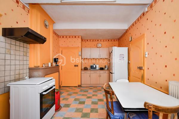 Située en plein cœur de Saint-Mihiel, Bsk Immobilier vous invite à venir découvrir cette charmante maison de ville qui séduira ceux qui recherchent la praticité d’un centre dynamique et le confort d’un intérieur chaleureux. À seulement quelques pas des commerces, écoles et services du quotidien, elle bénéficie d’un emplacement privilégié 🌟.
Le rez-de-chaussée s’ouvre sur un couloir desservant une cuisine fonctionnelle, idéale pour les moments en famille, ainsi qu’un séjour lumineux où parquet en chêne et rangements intégrés créent une ambiance authentique et soignée 🪵. Une pièce supplémentaire, dotée d’une cheminée lorraine tubée, offre un bel espace pour un bureau ou un cocon détente 🔥.
À l’étage, le palier distribue trois chambres, dont deux agrémentées de cheminées décoratives, apportant un caractère unique à l’ensemble 🕯️. Une salle de douche et un WC indépendant complètent ce niveau.
Vous apprécierez également un cellier, ainsi qu’un grenier aménageable, laissant entrevoir un beau potentiel d’évolution 🏡.
Chauffage gaz de ville, double vitrage et assainissement collectif assurent un confort appréciable au quotidien.
📞 Une visite s’impose : contactez votre conseiller BSK Immobilier et laissez-vous séduire par ce bien idéal pour un premier achat ou une résidence principale ❤️.