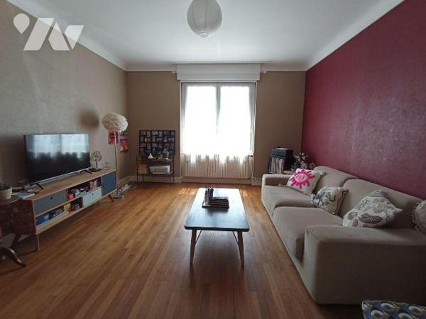 Centre ville de Condé, secteur calme. Appartement  T3 de 73.3m²  situé au Rez-de-chaussée:
Com...