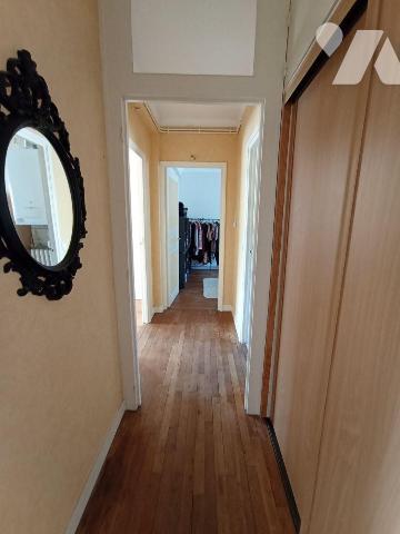 Centre ville de Condé, secteur calme. Appartement  T3 de 73.3m²  situé au Rez-de-chaussée:
Com...