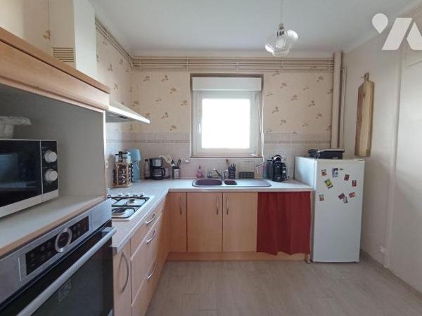 Centre ville de Condé, secteur calme. Appartement  T3 de 73.3m²  situé au Rez-de-chaussée:
Com...
