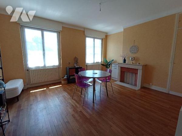 Centre ville de Condé, secteur calme. Appartement  T3 de 73.3m²  situé au Rez-de-chaussée:
Com...