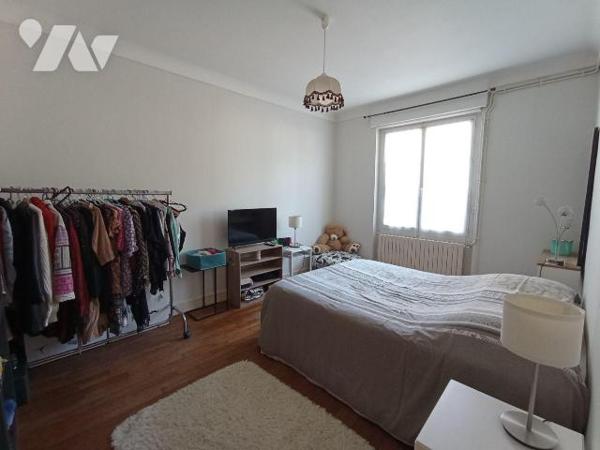 Centre ville de Condé, secteur calme. Appartement  T3 de 73.3m²  situé au Rez-de-chaussée:
Com...
