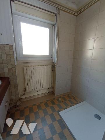 Centre ville de Condé, secteur calme. Appartement  T3 de 73.3m²  situé au Rez-de-chaussée:
Com...