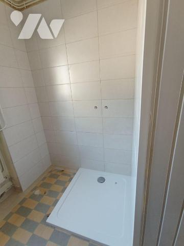 Centre ville de Condé, secteur calme. Appartement  T3 de 73.3m²  situé au Rez-de-chaussée:
Com...