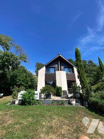 BELLE DEMEURE D'ARCHITECTE composée d'une entrée, salon/séjour avec poêle à granulés, cuisine a...