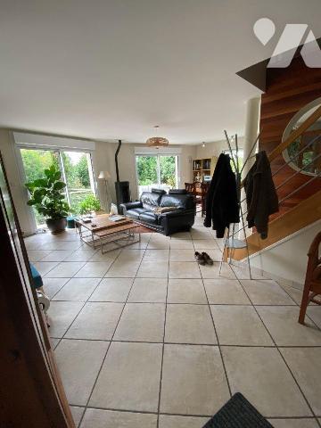 BELLE DEMEURE D'ARCHITECTE composée d'une entrée, salon/séjour avec poêle à granulés, cuisine a...