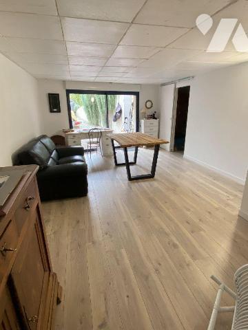 BELLE DEMEURE D'ARCHITECTE composée d'une entrée, salon/séjour avec poêle à granulés, cuisine a...