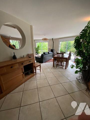 BELLE DEMEURE D'ARCHITECTE composée d'une entrée, salon/séjour avec poêle à granulés, cuisine a...