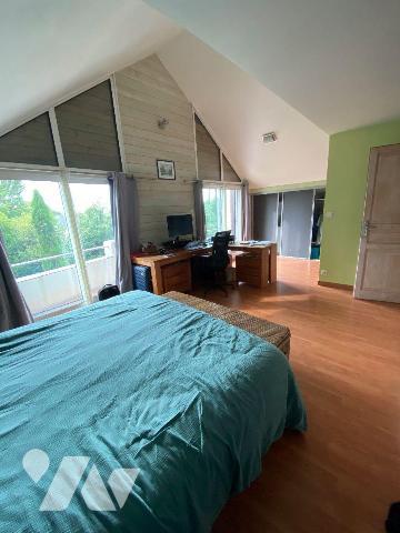 BELLE DEMEURE D'ARCHITECTE composée d'une entrée, salon/séjour avec poêle à granulés, cuisine a...