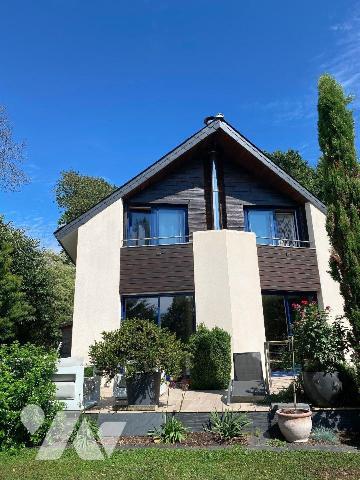 BELLE DEMEURE D'ARCHITECTE composée d'une entrée, salon/séjour avec poêle à granulés, cuisine a...