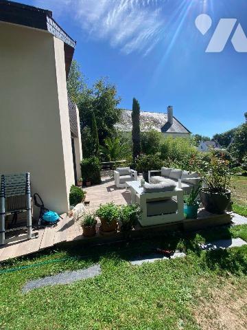 BELLE DEMEURE D'ARCHITECTE composée d'une entrée, salon/séjour avec poêle à granulés, cuisine a...