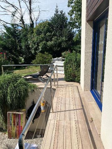 BELLE DEMEURE D'ARCHITECTE composée d'une entrée, salon/séjour avec poêle à granulés, cuisine a...