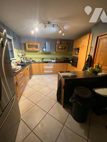 BELLE DEMEURE D'ARCHITECTE composée d'une entrée, salon/séjour avec poêle à granulés, cuisine a...