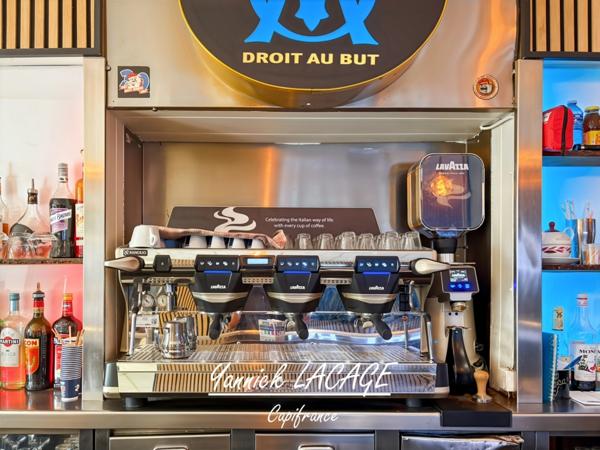 IMMEUBLE DE RAPPORT À VENDRE – MARSEILLE 10ᵉ – BAR + 2 LOGEMENTS + COUR PRIVATIVE