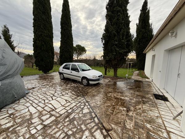 PAVILLON PLAIN-PIED - 3 CHAMBRES - 2 GARAGES - TERRAIN