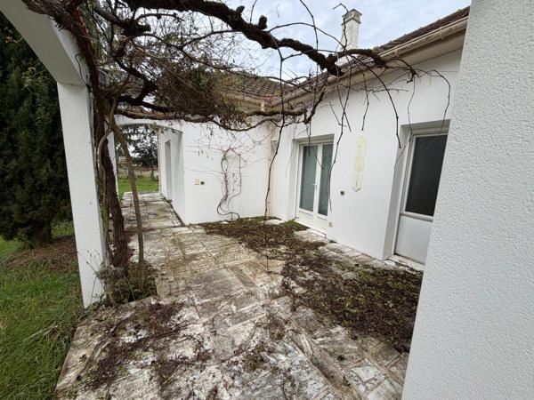 PAVILLON PLAIN-PIED - 3 CHAMBRES - 2 GARAGES - TERRAIN