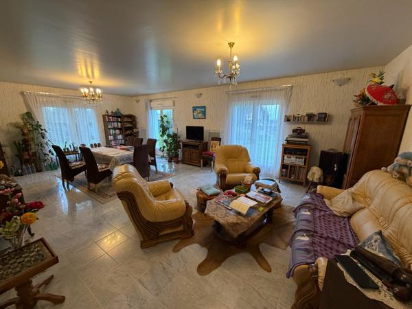 PAVILLON PLAIN-PIED - 3 CHAMBRES - 2 GARAGES - TERRAIN