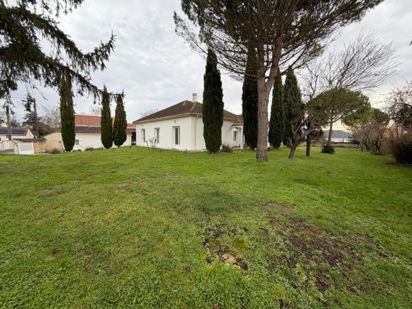 PAVILLON PLAIN-PIED - 3 CHAMBRES - 2 GARAGES - TERRAIN