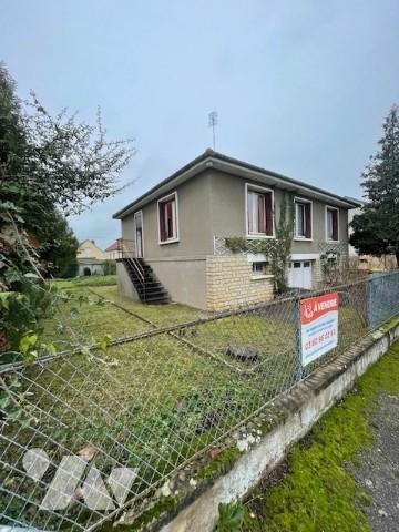 Pavillon des années 1960 sur sous-sol complet.