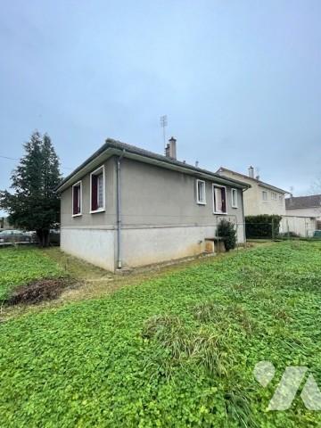 Pavillon des années 1960 sur sous-sol complet.