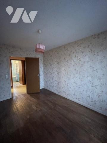 Pavillon des années 1960 sur sous-sol complet.