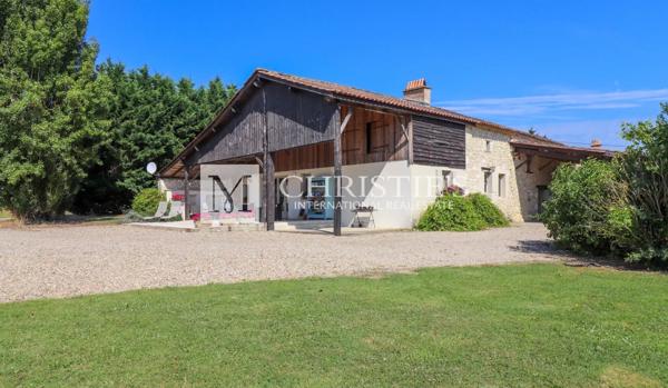 Superbe ferme avec un charmant cottage , une piscine accueillante, un court de tennis et 26 ha de terrain expansif