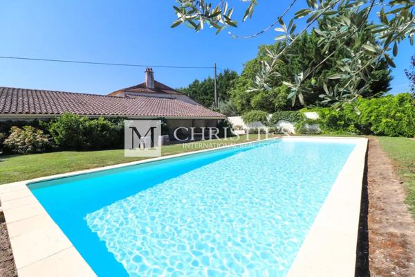 Superbe ferme avec un charmant cottage , une piscine accueillante, un court de tennis et 26 ha de terrain expansif