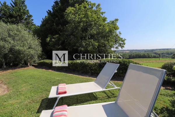 Superbe ferme avec un charmant cottage , une piscine accueillante, un court de tennis et 26 ha de terrain expansif
