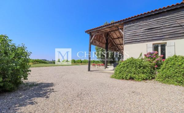 Superbe ferme avec un charmant cottage , une piscine accueillante, un court de tennis et 26 ha de terrain expansif