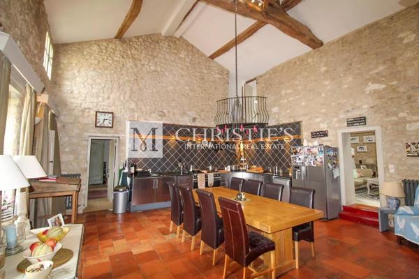 Superbe ferme avec un charmant cottage , une piscine accueillante, un court de tennis et 26 ha de terrain expansif