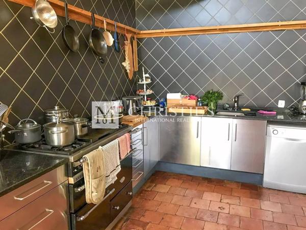 Superbe ferme avec un charmant cottage , une piscine accueillante, un court de tennis et 26 ha de terrain expansif