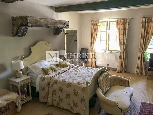 Superbe ferme avec un charmant cottage , une piscine accueillante, un court de tennis et 26 ha de terrain expansif