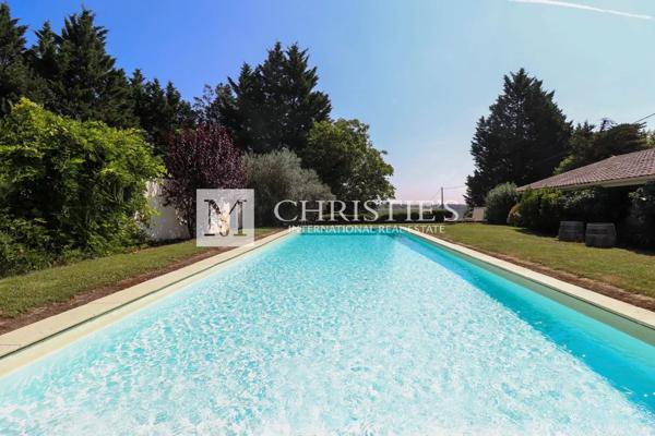 Superbe ferme avec un charmant cottage , une piscine accueillante, un court de tennis et 26 ha de terrain expansif