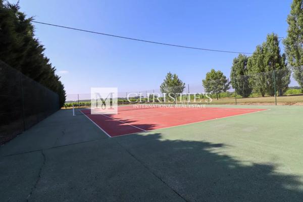 Superbe ferme avec un charmant cottage , une piscine accueillante, un court de tennis et 26 ha de terrain expansif