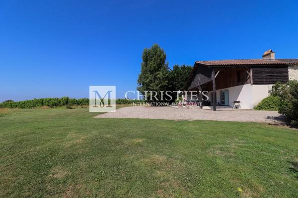 Superbe ferme avec un charmant cottage , une piscine accueillante, un court de tennis et 26 ha de terrain expansif