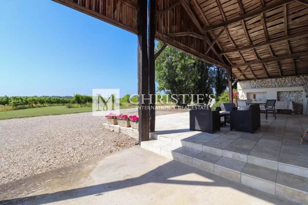 Superbe ferme avec un charmant cottage , une piscine accueillante, un court de tennis et 26 ha de terrain expansif