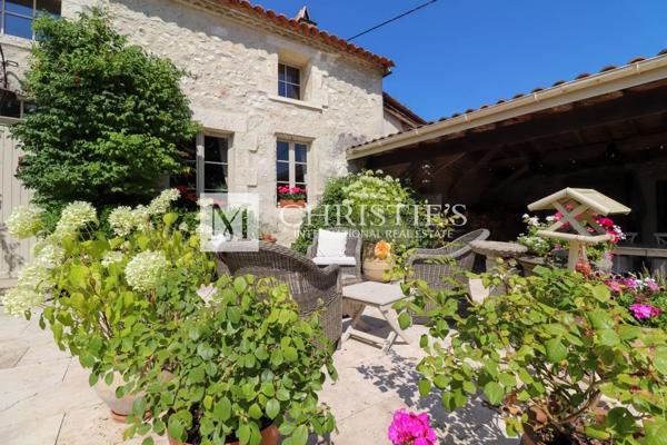 Superbe ferme avec un charmant cottage , une piscine accueillante, un court de tennis et 26 ha de terrain expansif
