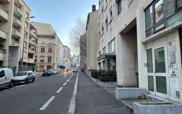 Stationnement à louer