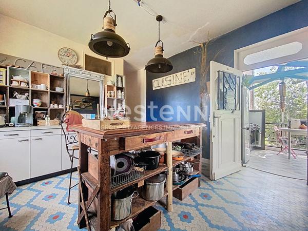 Maison d'architecte à vendre Vayrac 3 chambres, Cuisine aménagée et équipée, Véranda, Climatisation, double garage, Terrain arboré 900m2