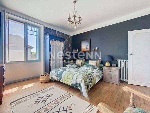 Maison d'architecte à vendre Vayrac 3 chambres, Cuisine aménagée et équipée, Véranda, Climatisation, double garage, Terrain arboré 900m2