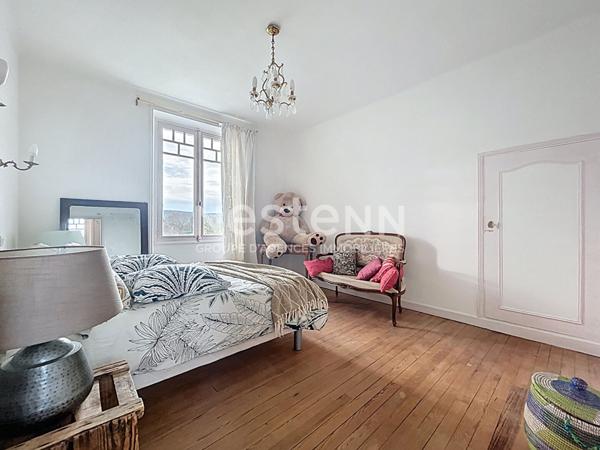 Maison d'architecte à vendre Vayrac 3 chambres, Cuisine aménagée et équipée, Véranda, Climatisation, double garage, Terrain arboré 900m2