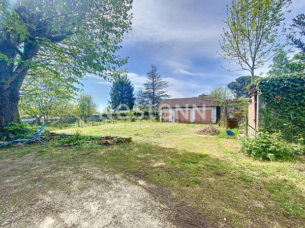 Maison d'architecte à vendre Vayrac 3 chambres, Cuisine aménagée et équipée, Véranda, Climatisation, double garage, Terrain arboré 900m2